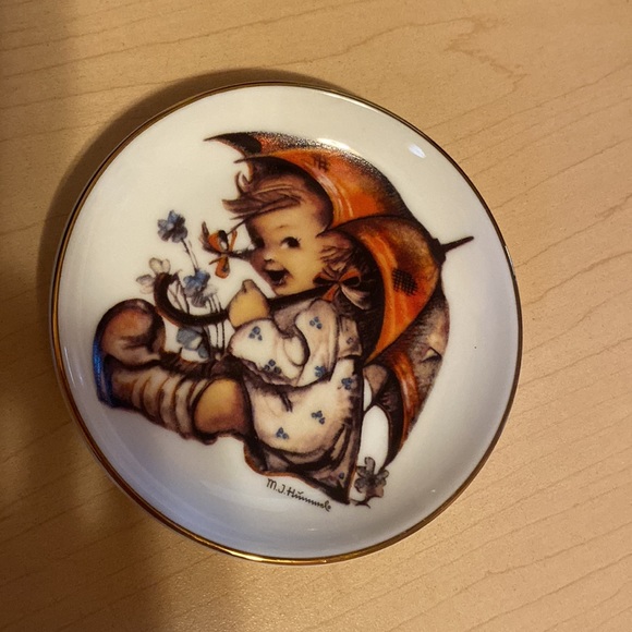 3 mini  MJ Hummel collectible plates - Picture 3 of 6